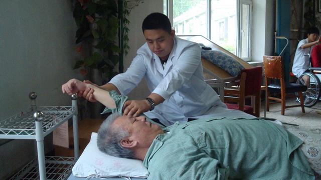 康復治療技術系學生在實訓基地進行臨床實習4.jpg